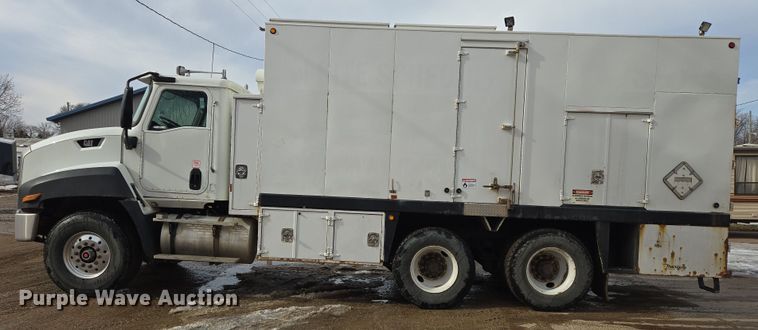 image for item ES2912 2013 Caterpillar CT660 fuel / lube truck
