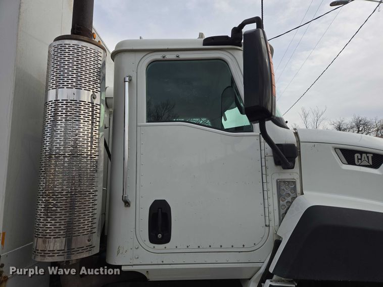 image for item ES2912 2013 Caterpillar CT660 fuel / lube truck