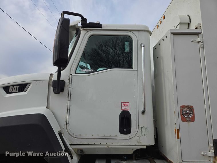 image for item ES2912 2013 Caterpillar CT660 fuel / lube truck