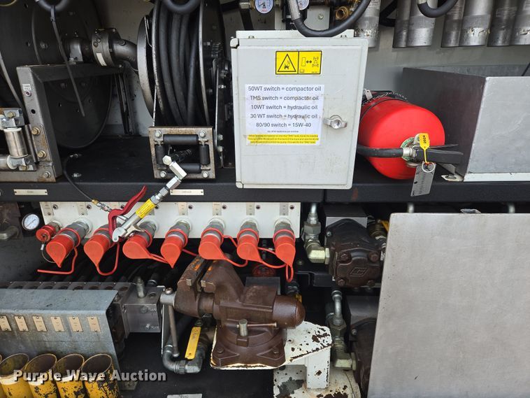 image for item ES2912 2013 Caterpillar CT660 fuel / lube truck