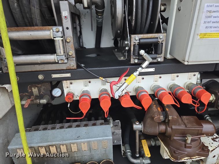 image for item ES2912 2013 Caterpillar CT660 fuel / lube truck