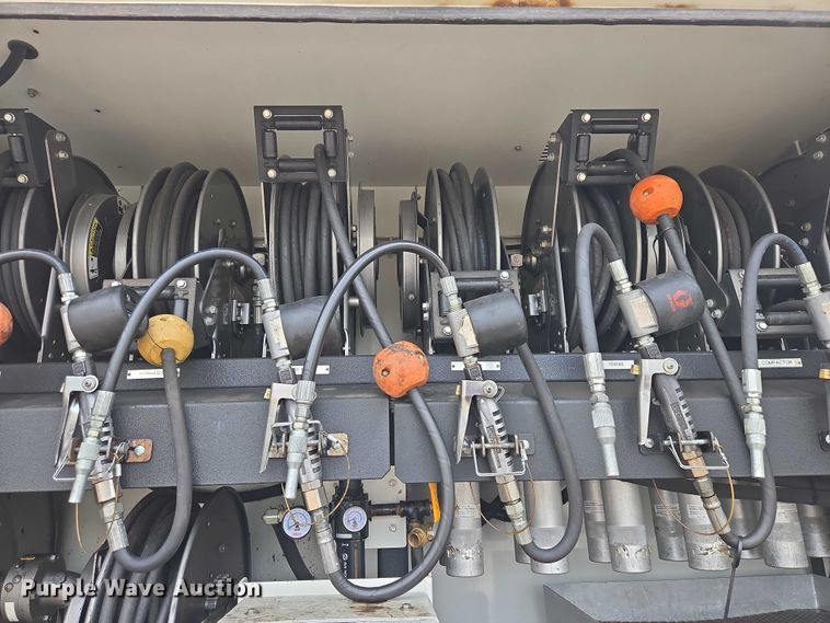 image for item ES2912 2013 Caterpillar CT660 fuel / lube truck