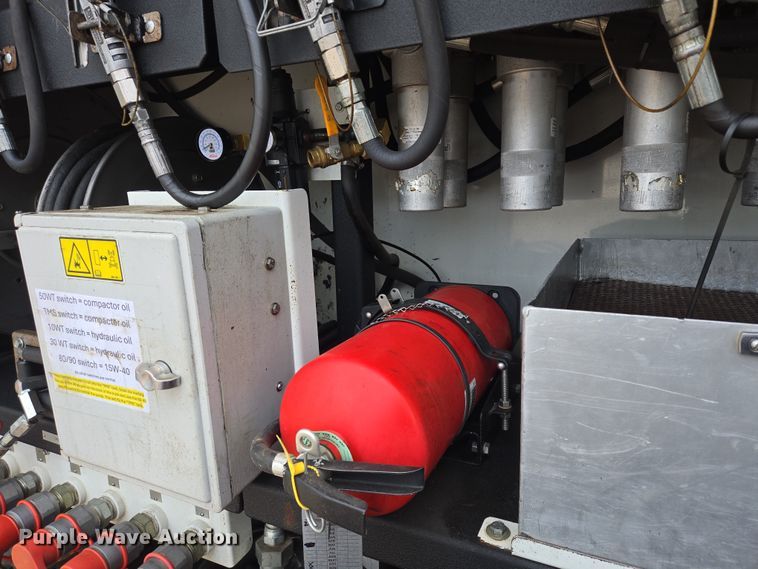 image for item ES2912 2013 Caterpillar CT660 fuel / lube truck