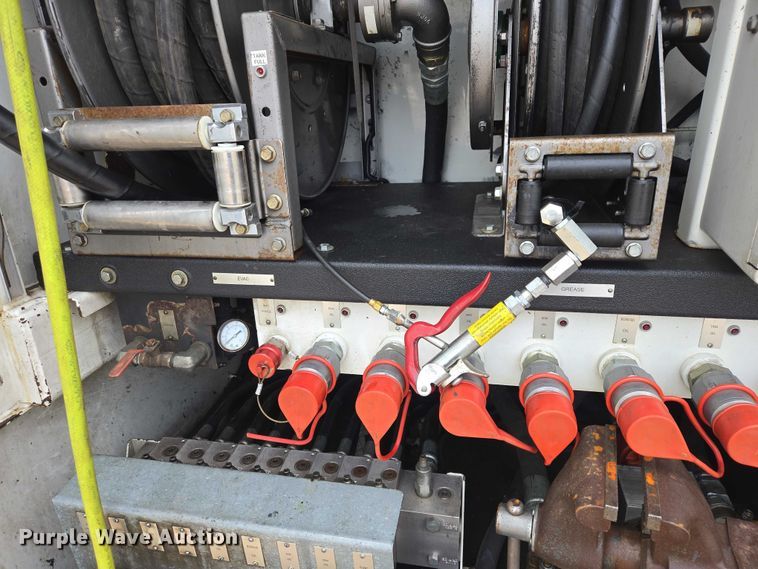 image for item ES2912 2013 Caterpillar CT660 fuel / lube truck