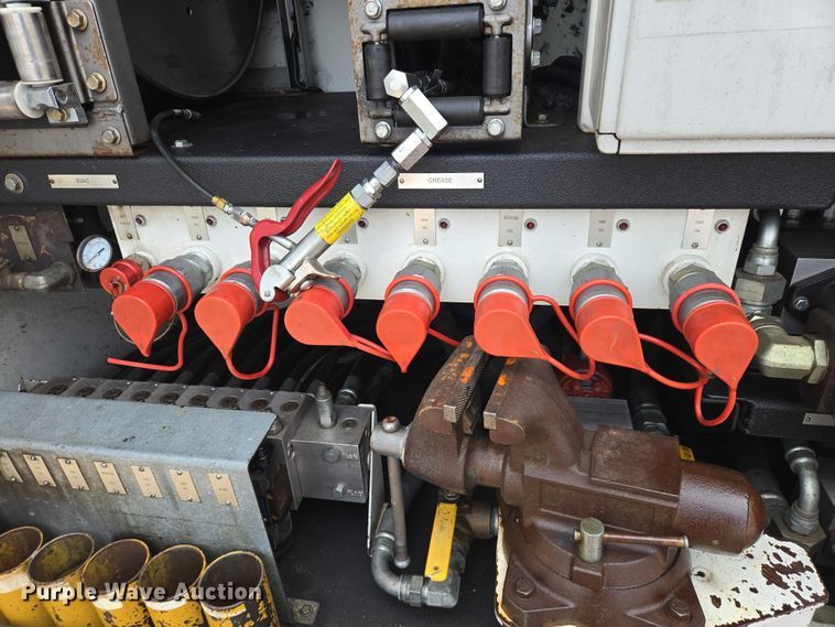 image for item ES2912 2013 Caterpillar CT660 fuel / lube truck