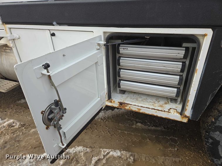 image for item ES2912 2013 Caterpillar CT660 fuel / lube truck