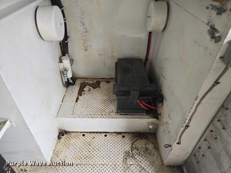 image for item ES2912 2013 Caterpillar CT660 fuel / lube truck