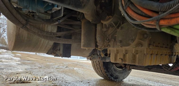 image for item ES2912 2013 Caterpillar CT660 fuel / lube truck