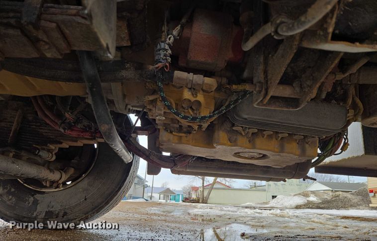 image for item ES2912 2013 Caterpillar CT660 fuel / lube truck