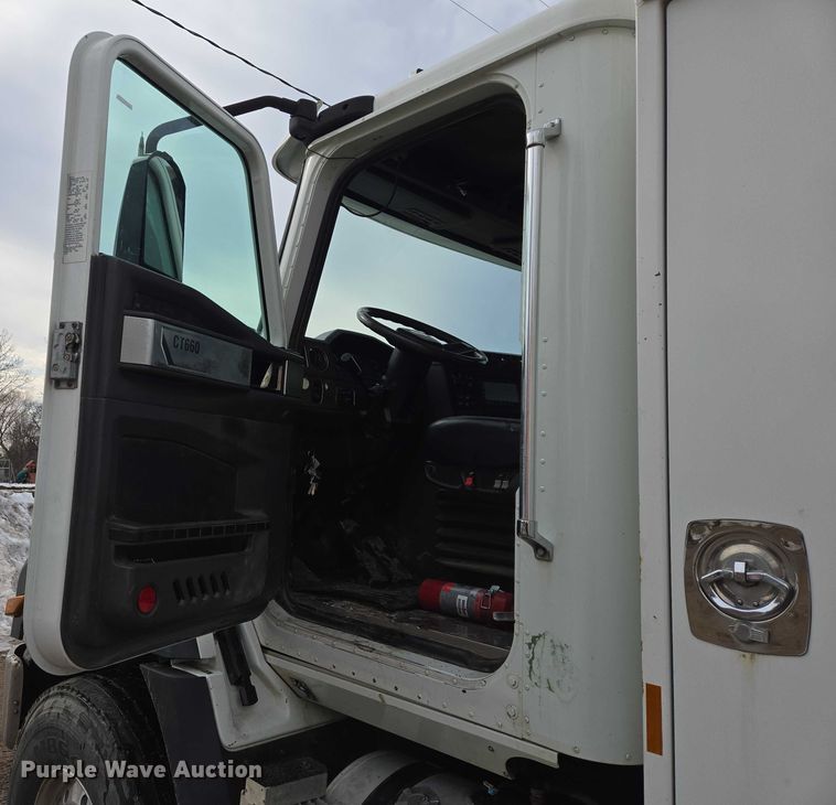 image for item ES2912 2013 Caterpillar CT660 fuel / lube truck