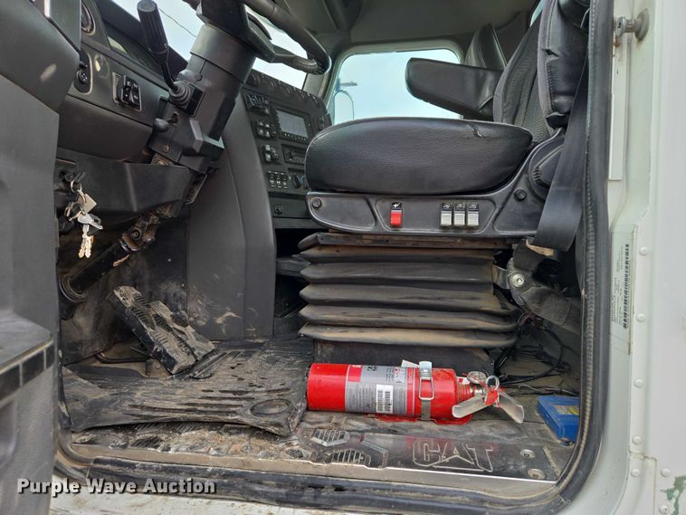 image for item ES2912 2013 Caterpillar CT660 fuel / lube truck