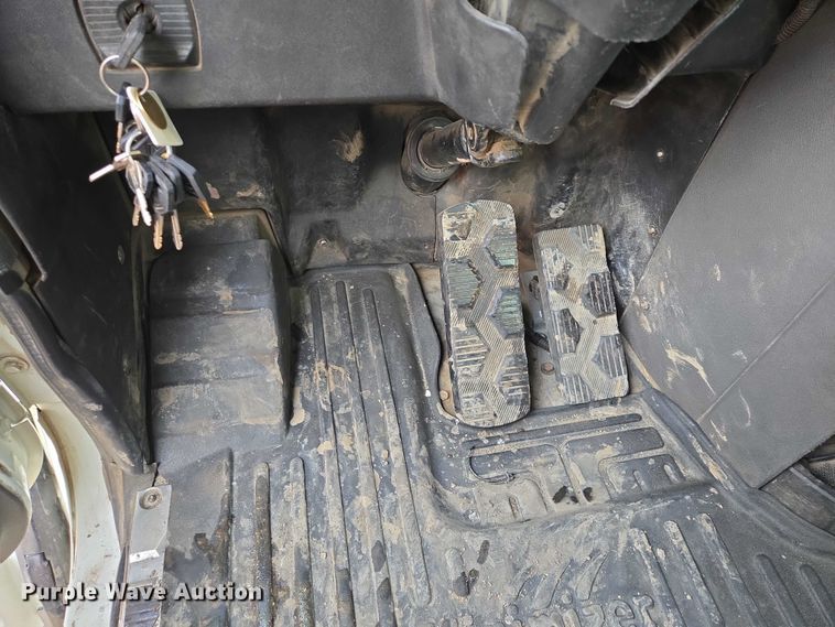 image for item ES2912 2013 Caterpillar CT660 fuel / lube truck