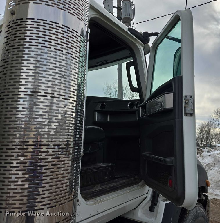 image for item ES2912 2013 Caterpillar CT660 fuel / lube truck