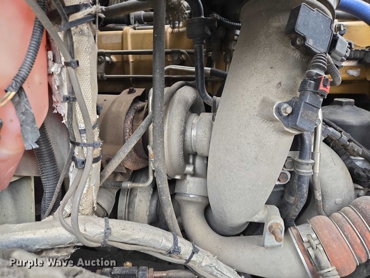 image for item ES2912 2013 Caterpillar CT660 fuel / lube truck