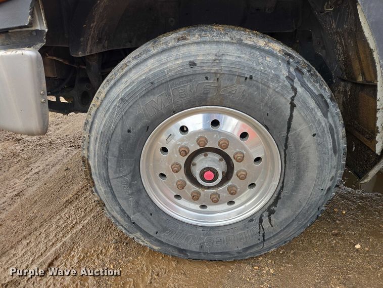 image for item ES2912 2013 Caterpillar CT660 fuel / lube truck