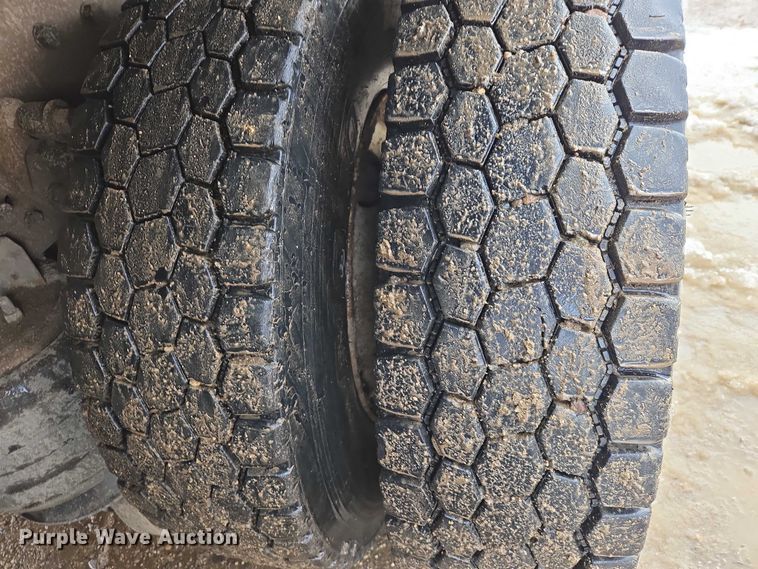 image for item ES2912 2013 Caterpillar CT660 fuel / lube truck