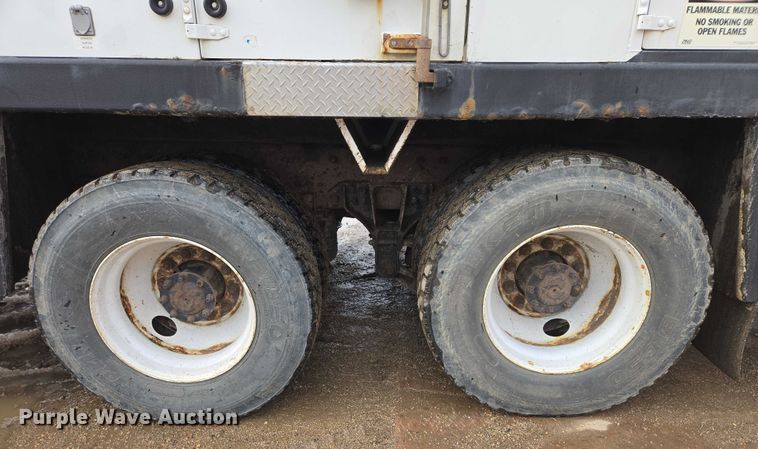 image for item ES2912 2013 Caterpillar CT660 fuel / lube truck