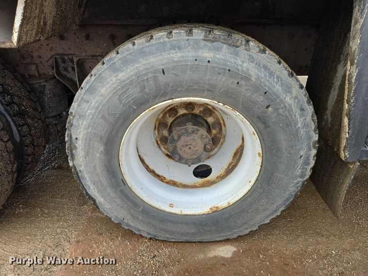 image for item ES2912 2013 Caterpillar CT660 fuel / lube truck