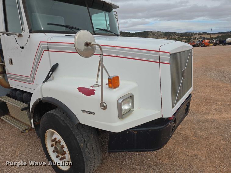 image for item ES2960 1999 Volvo WG rock slinger