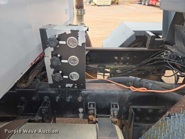 image for item ES2960 1999 Volvo WG rock slinger