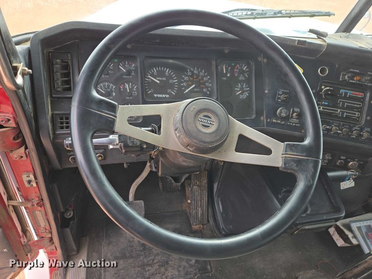 image for item ES2960 1999 Volvo WG rock slinger