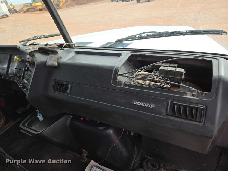 image for item ES2960 1999 Volvo WG rock slinger