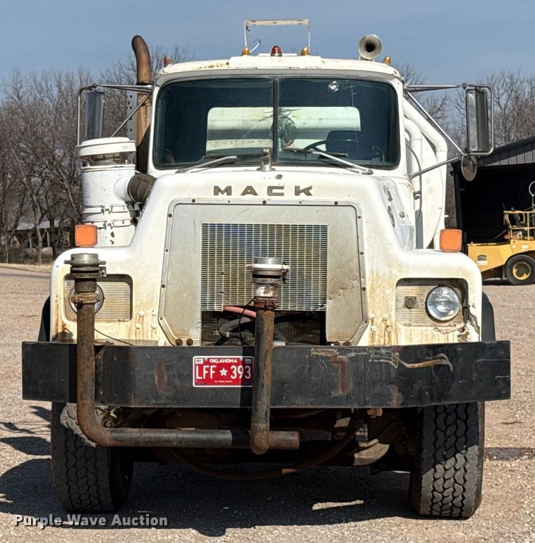 image for item ES5818 1979 Mack RL611LS water truck