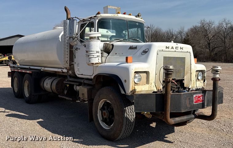image for item ES5818 1979 Mack RL611LS water truck