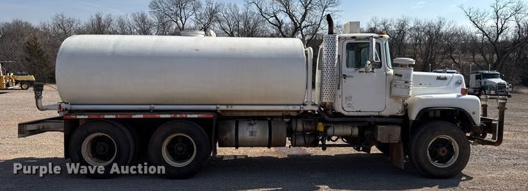 image for item ES5818 1979 Mack RL611LS water truck