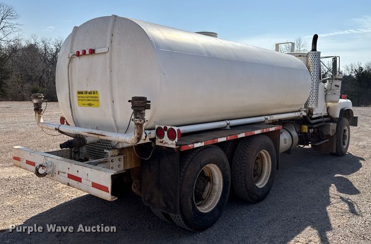 image for item ES5818 1979 Mack RL611LS water truck