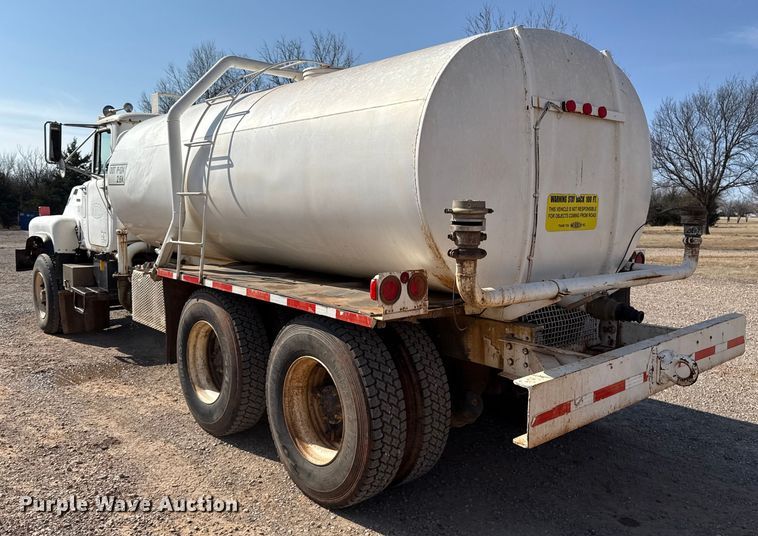 image for item ES5818 1979 Mack RL611LS water truck