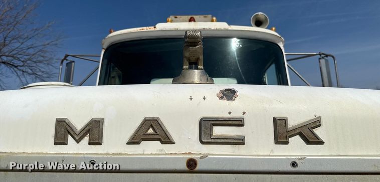 image for item ES5818 1979 Mack RL611LS water truck