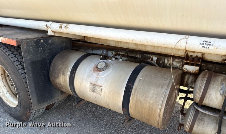 image for item ES5818 1979 Mack RL611LS water truck