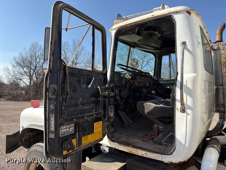 image for item ES5818 1979 Mack RL611LS water truck