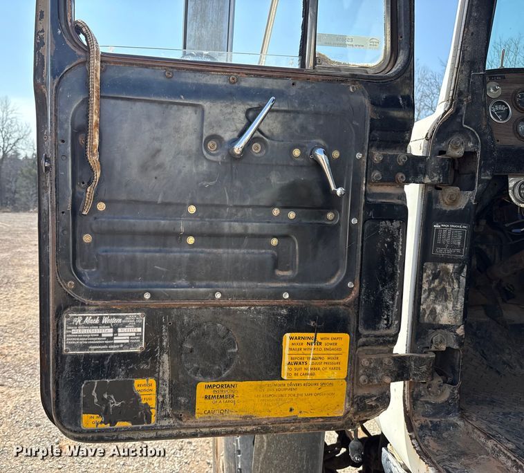 image for item ES5818 1979 Mack RL611LS water truck