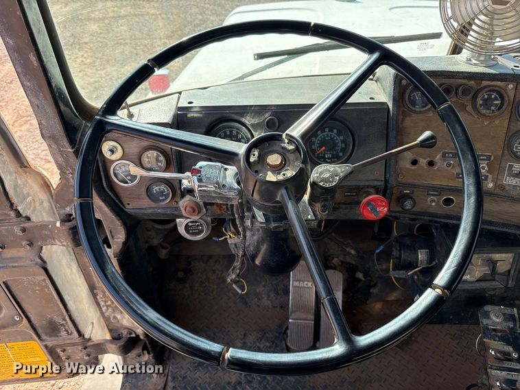 image for item ES5818 1979 Mack RL611LS water truck