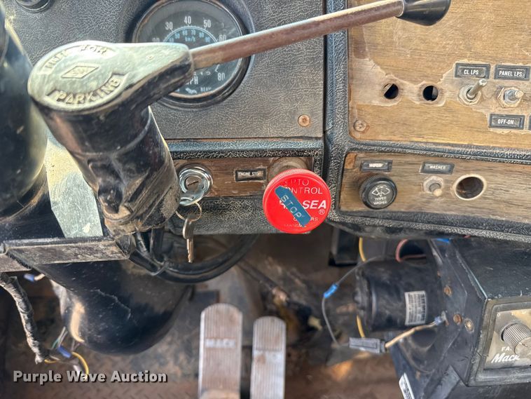 image for item ES5818 1979 Mack RL611LS water truck