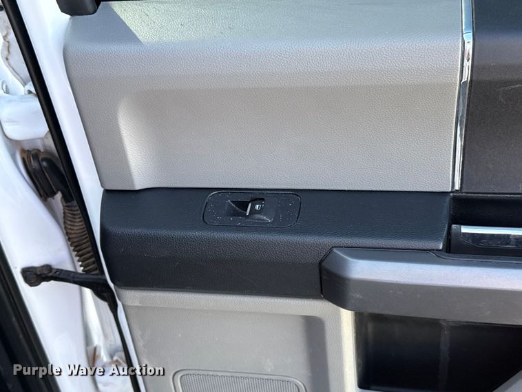 image for item ES5911 2020 Ford F150 XLT Crew Cab pickup truck