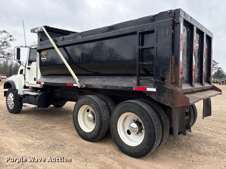 image for item ES8607 2007 Mack CV713 dump truck