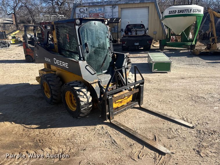 image for item ET1570 2014 John Deere 320E skid steer loader