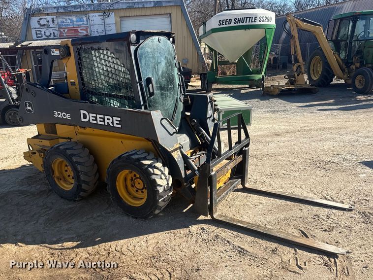 image for item ET1570 2014 John Deere 320E skid steer loader