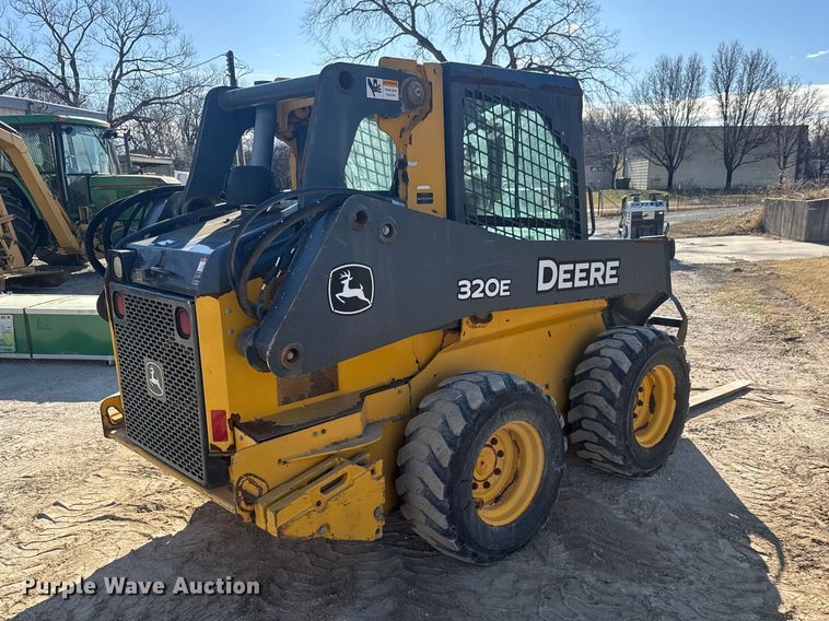 image for item ET1570 2014 John Deere 320E skid steer loader
