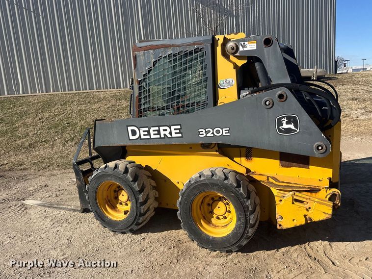 image for item ET1570 2014 John Deere 320E skid steer loader