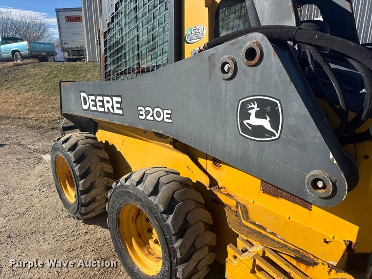 image for item ET1570 2014 John Deere 320E skid steer loader