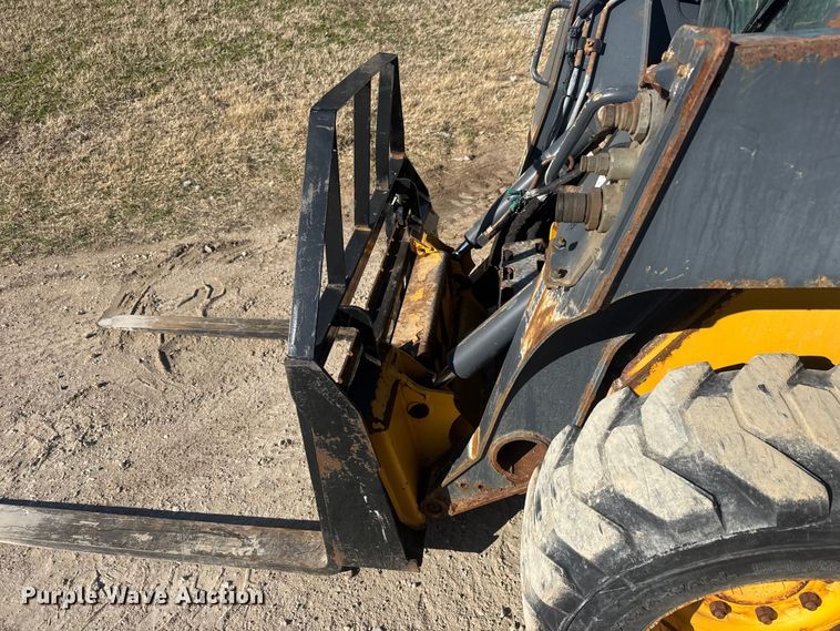 image for item ET1570 2014 John Deere 320E skid steer loader