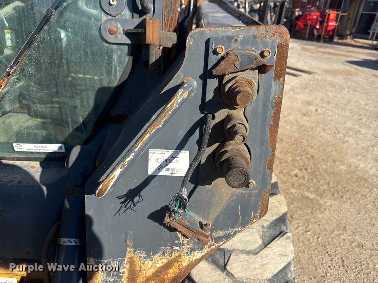 image for item ET1570 2014 John Deere 320E skid steer loader