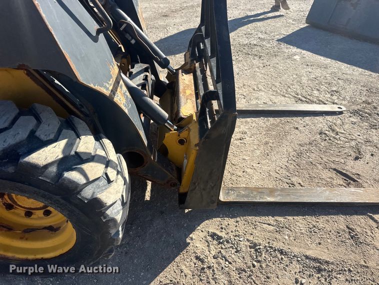 image for item ET1570 2014 John Deere 320E skid steer loader