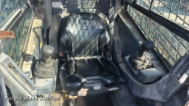 image for item ET1570 2014 John Deere 320E skid steer loader