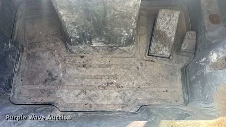 image for item ET1570 2014 John Deere 320E skid steer loader