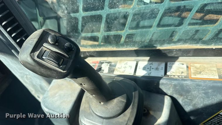 image for item ET1570 2014 John Deere 320E skid steer loader